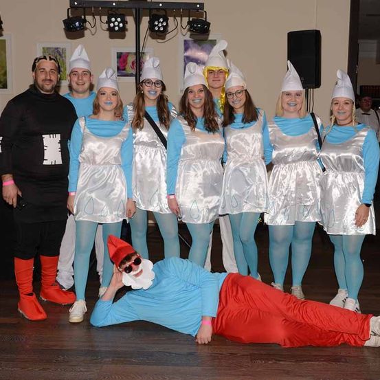 Bild enthält, People, Person, Adult, Female, Woman, Male, Man, Groupshot, Shoe, Face