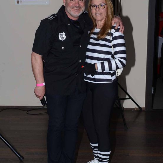 Bild enthält, Officer, Person, Police Officer, Portrait, Adult, Male, Man, Coat, Glasses, Pants