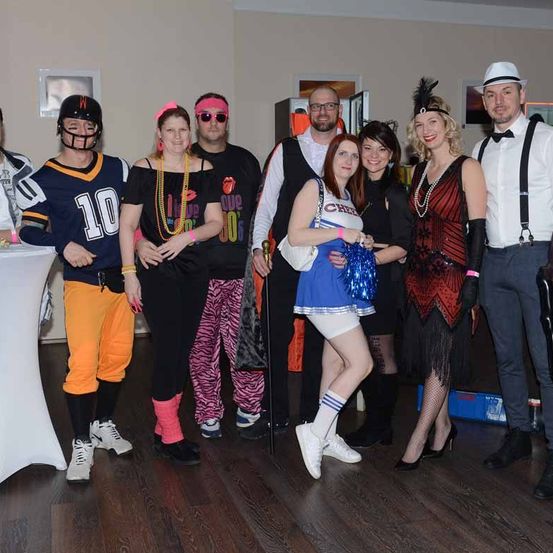 Bild enthält, People, Person, Adult, Male, Man, Suit, Female, Woman, Crowd, Groupshot