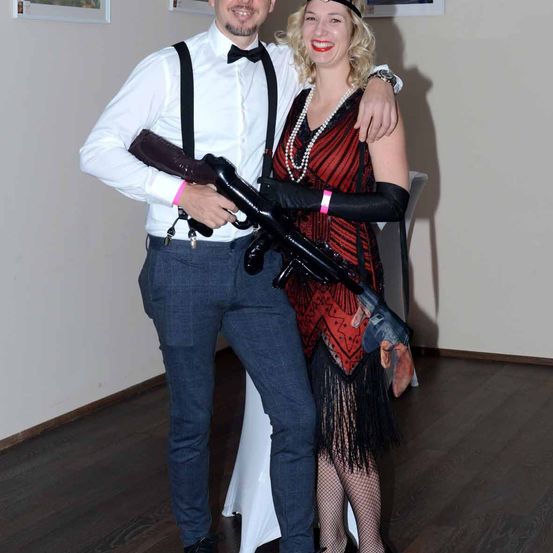 Bild enthält, Pants, Jeans, Blazer, Person, Portrait, Firearm, Costume, Gun, Adult, Man