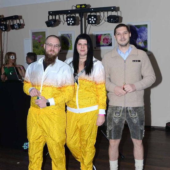 Bild enthält, People, Person, Pants, Coat, Groupshot, Adult, Male, Man, Shorts, Woman