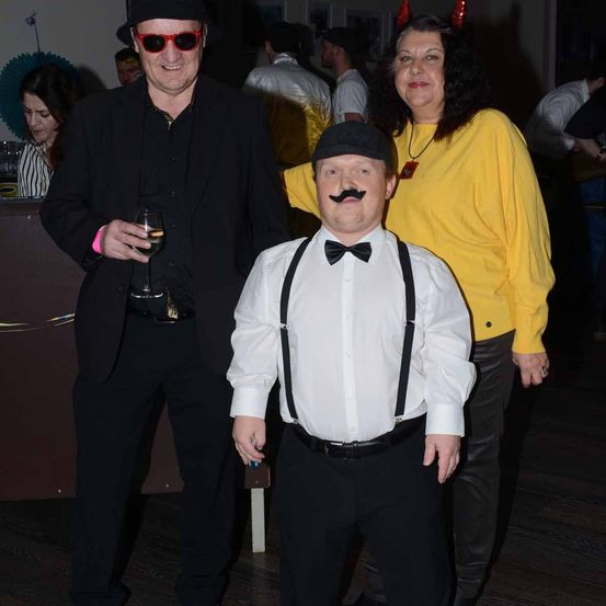 Bild enthält, Formal Wear, Suit, Tie, People, Person, Portrait, Pants, Coat, Adult, Woman