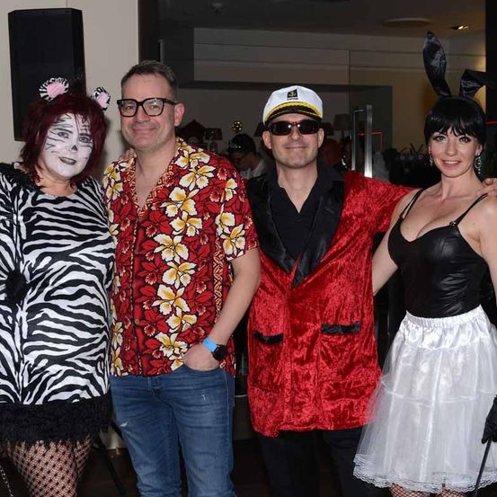 Bild enthält, Adult, Female, Person, Woman, Dress, Jeans, Sunglasses, Costume, Male, Man