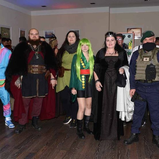 Bild enthält, Costume, Person, Adult, Female, Woman, Pants, Coat, Male, Man, Bride