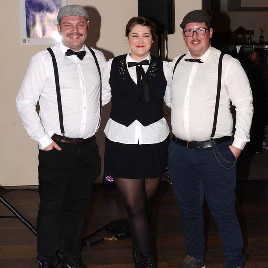 Bild enthält, Accessories, Adult, Male, Man, Person, Formal Wear, Suit, Pants, Suspenders, Belt