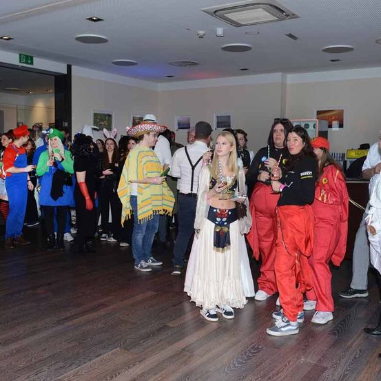 Bild enthält, People, Person, Adult, Bride, Female, Woman, Costume, Jeans, Pants, Dress