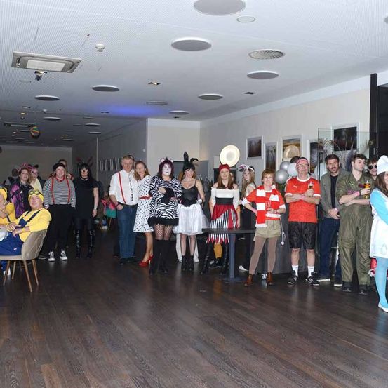 Bild enthält, People, Person, Floor, Flooring, Dancing, Cafeteria, Indoors, Jeans, Shoe, Face