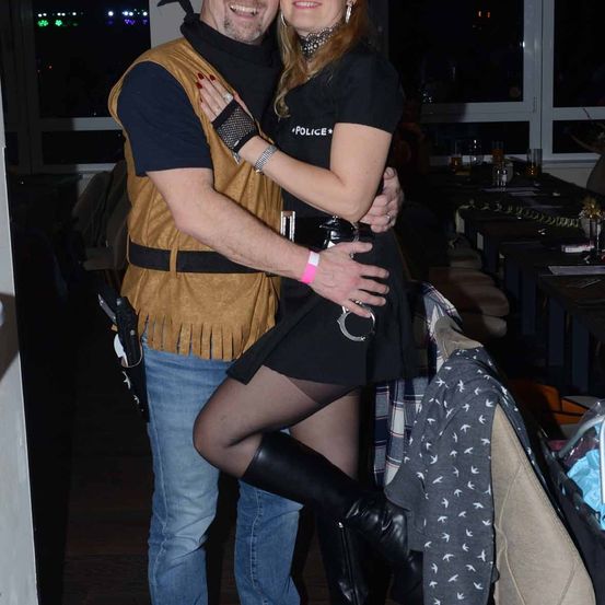 Bild enthält, Pants, Shoe, Person, Portrait, Coat, Jacket, Urban, People, Bag, Handbag