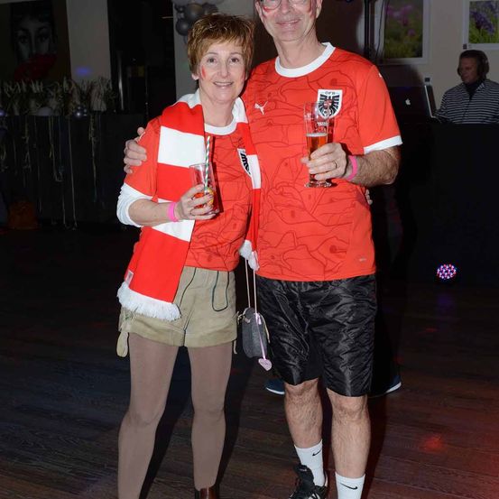 Bild enthält, Shorts, Coat, Jacket, Person, Photography, Portrait, Vest, Shoe, Glasses, Man