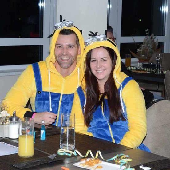 Bild enthält, Dining Room, Dining Table, Table, Person, Photography, Portrait, Coat, Juice, Restaurant, People