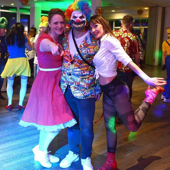 Bild enthält, Costume, Person, Lighting, Face, Photography, Portrait, People, Pants, Shoe, Urban