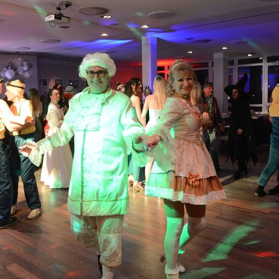 Bild enthält, Lighting, Urban, Coat, People, Person, Adult, Female, Woman, Male, Man