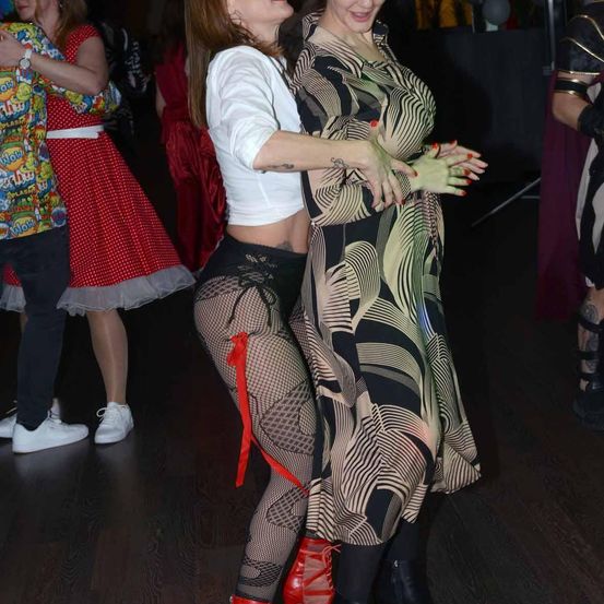 Bild enthält, Urban, Footwear, Shoe, Adult, Female, Person, Woman, Dancing, High Heel, Face