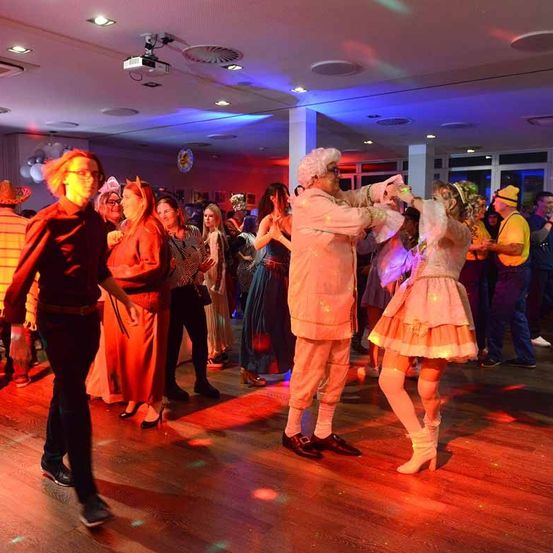 Bild enthält, Urban, People, Person, Adult, Female, Woman, Male, Man, Fun, Party