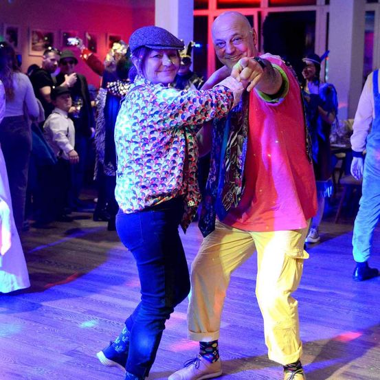 Bild enthält, People, Person, Urban, Dancing, Lighting, Adult, Male, Man, Female, Woman