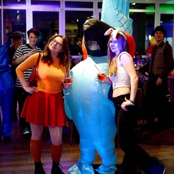 Bild enthält, Costume, Person, Urban, People, Lighting, Shoe, Female, Girl, Teen, Woman