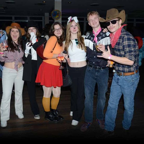 Bild enthält, Pants, Jeans, Person, Adult, Female, Woman, Male, Man, People, Shoe