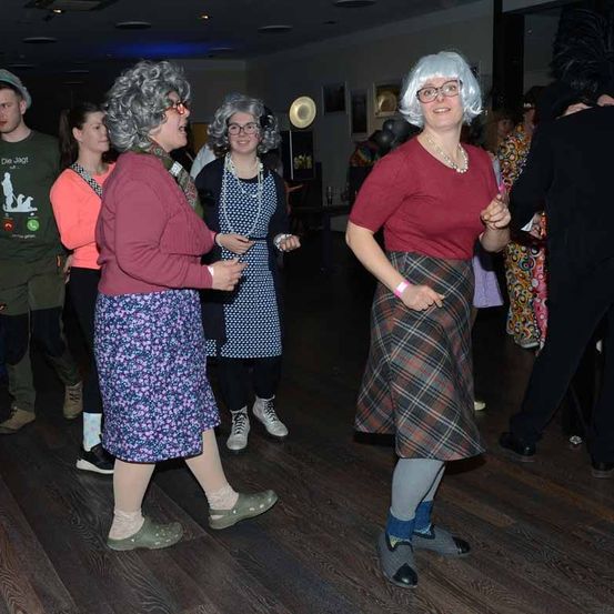 Bild enthält, Skirt, People, Person, Adult, Female, Woman, Tartan, Male, Man, Shoe