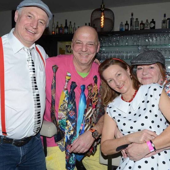 Bild enthält, People, Person, Adult, Female, Woman, Male, Man, Jeans, Face, Accessories