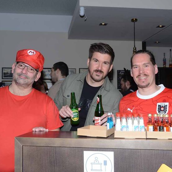 Bild enthält, Pub, Beer, Beverage, Bottle, Adult, Male, Man, Person, People, Face