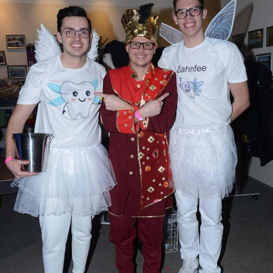 Bild enthält, Costume, Person, Pants, Photography, Portrait, Accessories, People, T-Shirt, Jewelry, Shoe