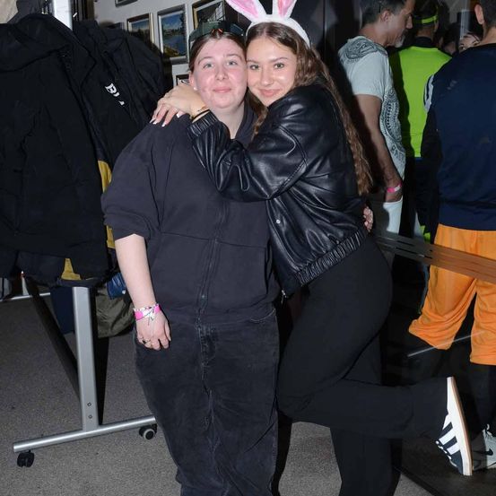 Bild enthält, Coat, Jacket, Pants, Person, Photography, Portrait, Shoe, People, Adult, Woman