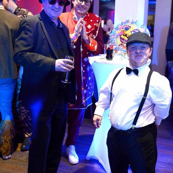 Bild enthält, Blazer, Coat, Jacket, Accessories, Formal Wear, Tie, Person, Portrait, Suit, Sunglasses