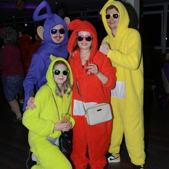 Bild enthält, Costume, Person, Sunglasses, Face, Portrait, Adult, Female, Woman, Purple, Coat