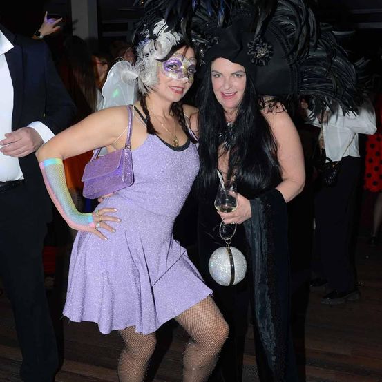 Bild enthält, Urban, Dress, Shoe, Adult, Female, Person, Woman, Handbag, Formal Wear, Face