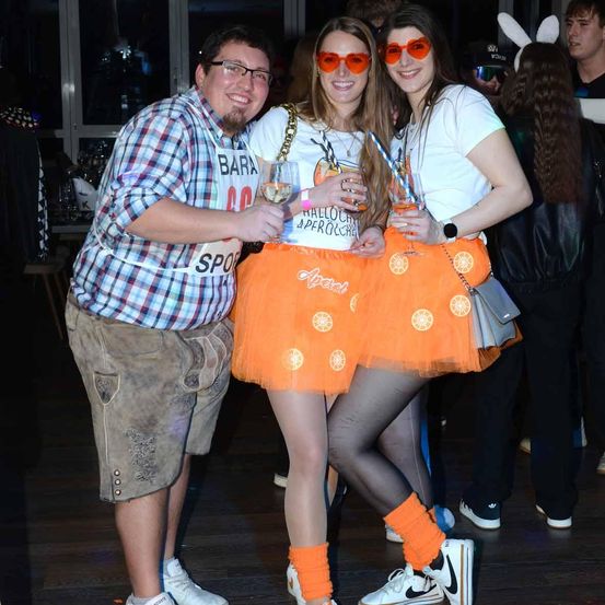 Bild enthält, Shoe, Shorts, Urban, Person, Sunglasses, Face, Skirt, Portrait, Glasses, Costume