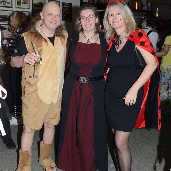 Bild enthält, Adult, Female, Person, Woman, Lady, Coat, Dress, Bride, Costume, Shoe