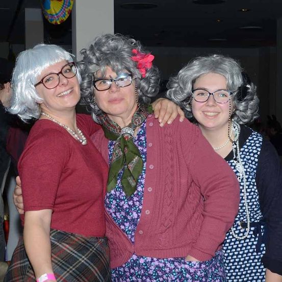 Bild enthält, Glasses, Person, Photography, Portrait, Blouse, Pants, Adult, Female, Woman, Costume