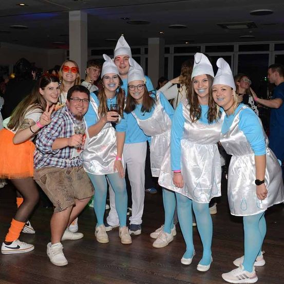 Bild enthält, People, Person, Costume, Urban, Adult, Bride, Female, Woman, Girl, Teen