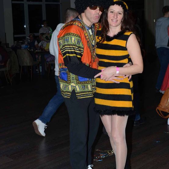 Bild enthält, Shoe, Adult, Female, Person, Woman, Pants, Male, Man, Face, Portrait