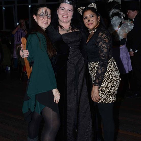 Bild enthält, Coat, Dress, Formal Wear, Adult, Female, Person, Woman, Male, Man, Ring