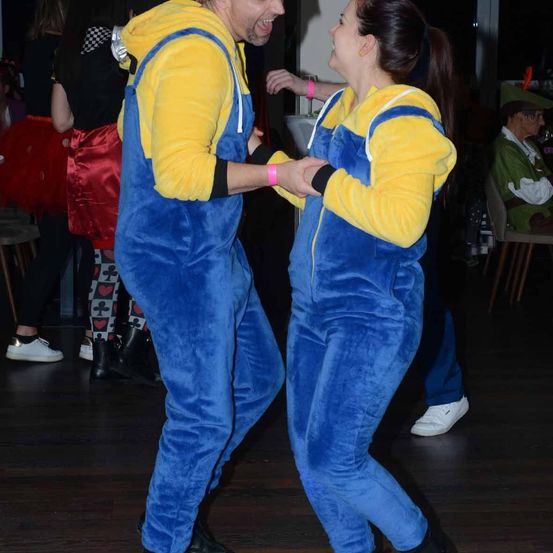 Bild enthält, Pants, People, Person, Shoe, Jeans, Dancing, Adult, Female, Woman, Man