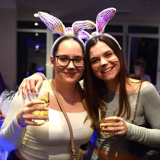 Bild enthält, Urban, Adult, Female, Person, Woman, Fun, Party, Face, Glasses, Beer