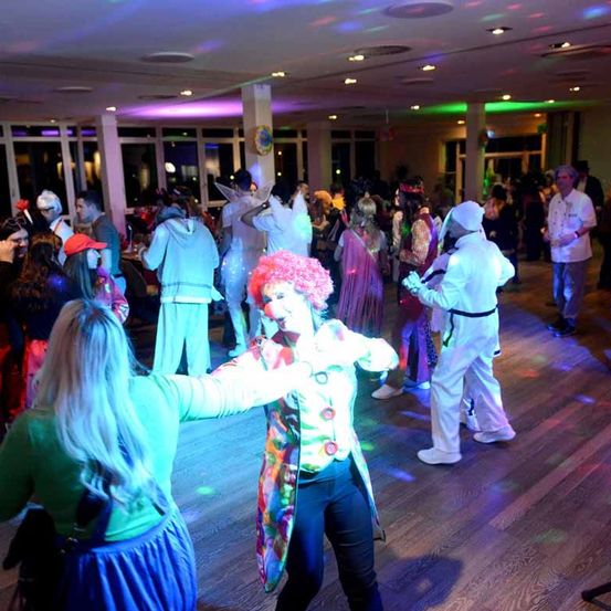 Bild enthält, Urban, People, Person, Adult, Female, Woman, Male, Man, Fun, Party