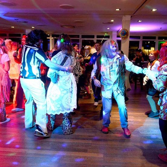 Bild enthält, Urban, People, Person, Adult, Female, Woman, Bride, Shoe, Party, Jeans