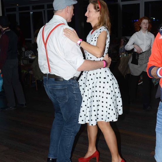 Bild enthält, Shoe, Pants, Person, Portrait, Adult, Female, Woman, Jeans, Hat, Coat