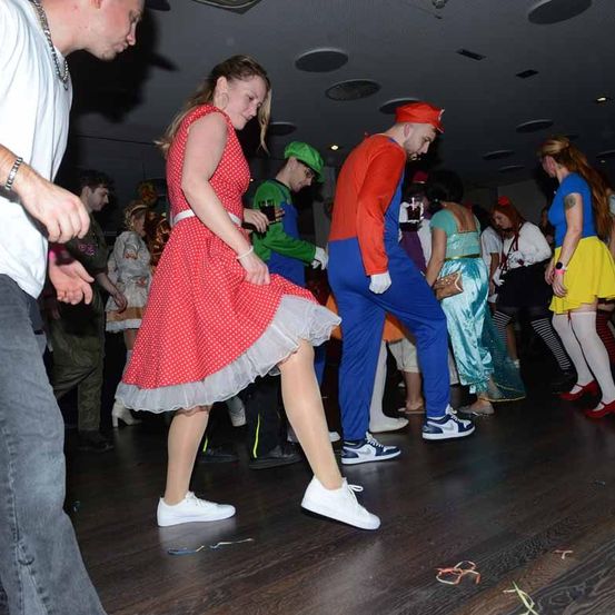 Bild enthält, People, Person, Dancing, Jeans, Adult, Female, Woman, Male, Man, Urban