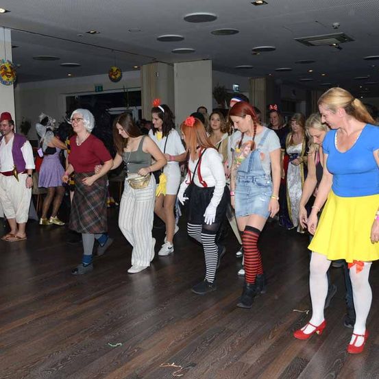 Bild enthält, People, Person, Adult, Bride, Female, Woman, Urban, Jeans, Skirt, Shoe