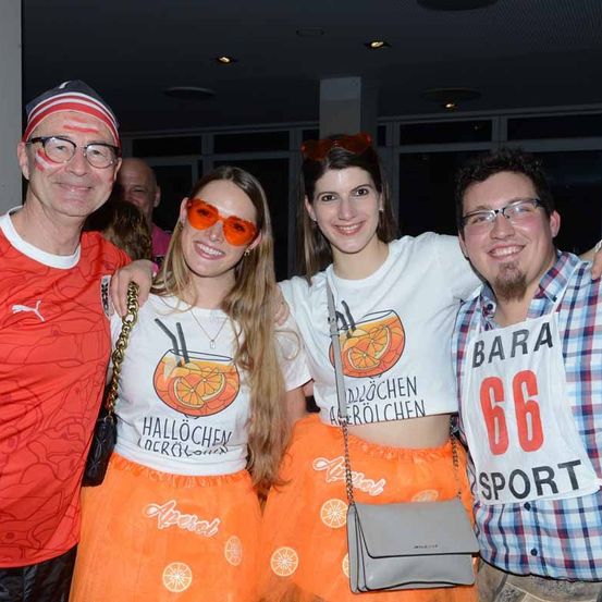 Bild enthält, T-Shirt, Accessories, Glasses, Sunglasses, People, Person, Photobombing, Adult, Male, Man