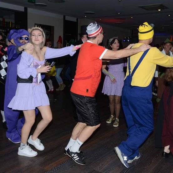 Bild enthält, People, Person, Urban, Adult, Male, Man, Dancing, Shoe, Bride, Woman