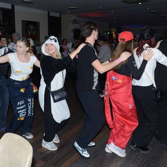 Bild enthält, People, Person, Jeans, Pants, Urban, Adult, Bride, Female, Woman, Dancing