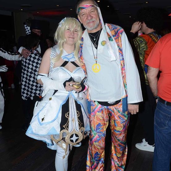 Bild enthält, Costume, Person, Pants, Necklace, Portrait, Coat, People, Glasses, Jacket, Bride