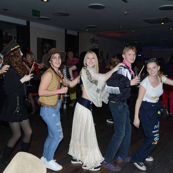 Bild enthält, People, Person, Urban, Jeans, Pants, Adult, Bride, Female, Woman, Party