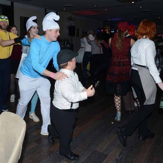 Bild enthält, People, Person, Pants, Adult, Female, Woman, Hat, Urban, Male, Man