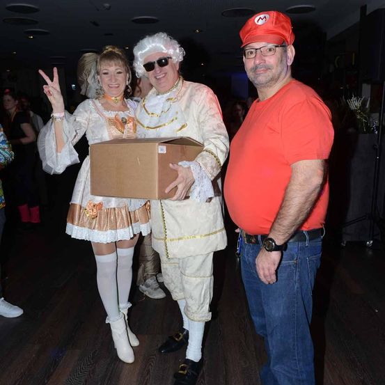 Bild enthält, Pants, Costume, Person, Box, Portrait, Sunglasses, Shoe, Jeans, Adult, Man