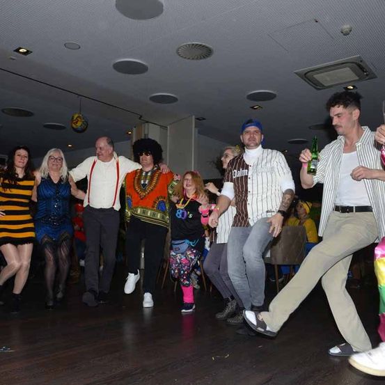 Bild enthält, People, Person, Adult, Female, Woman, Male, Man, Urban, Dancing, Shoe